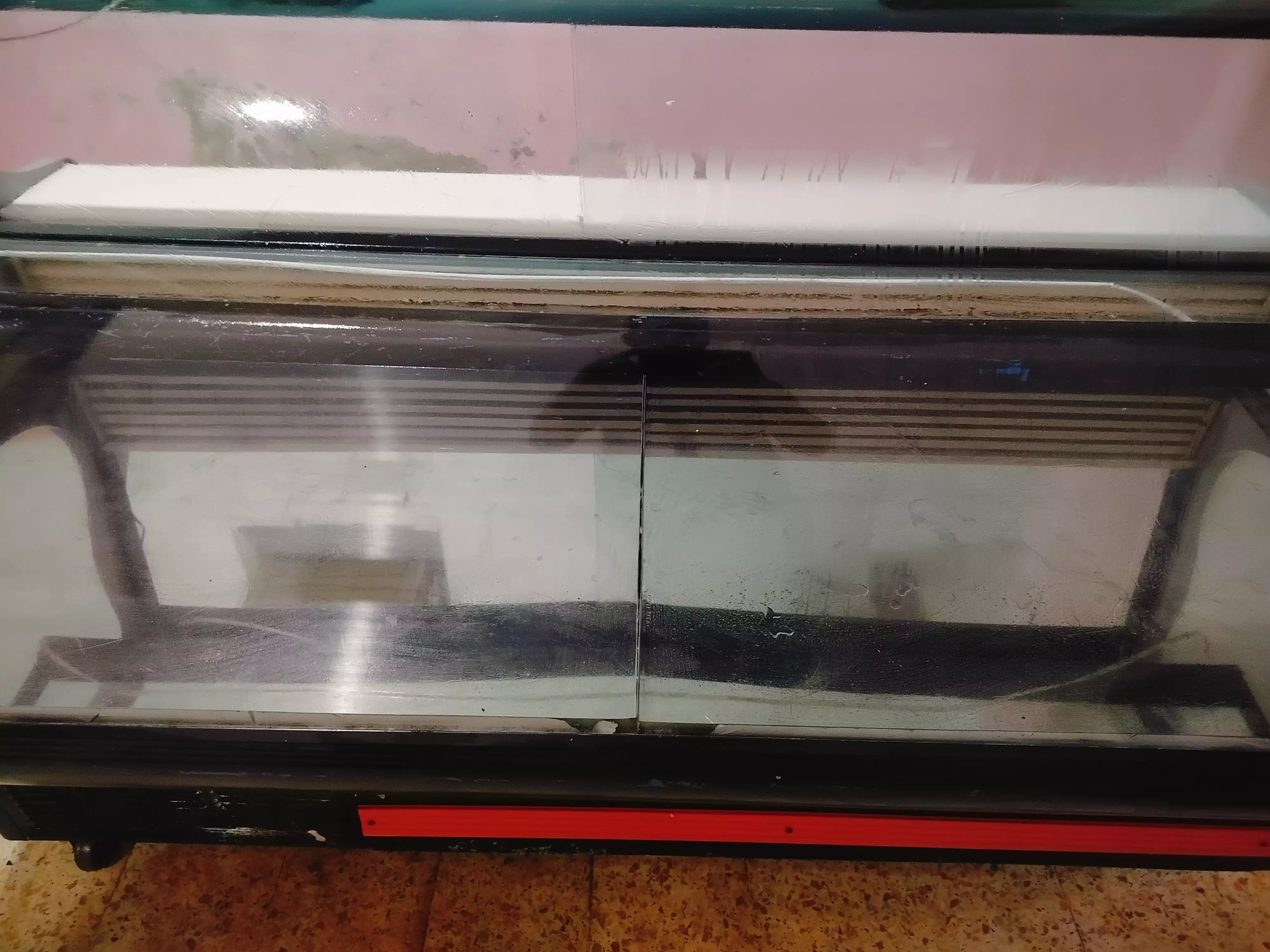 ثلاجة عرض حلويات او لحوم في حالة جيدة جدا تقريبا جديد