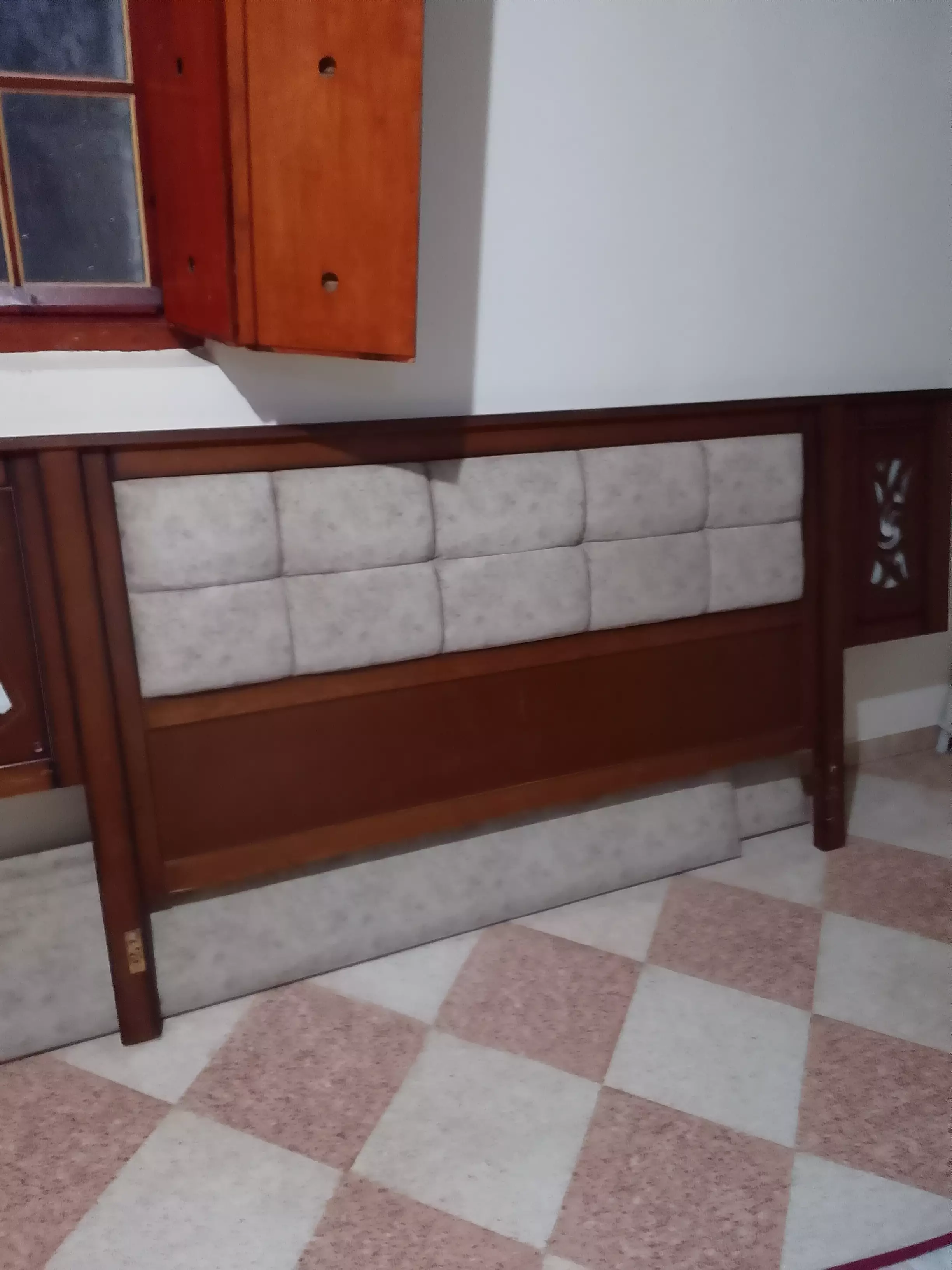 سرير بدون سومي